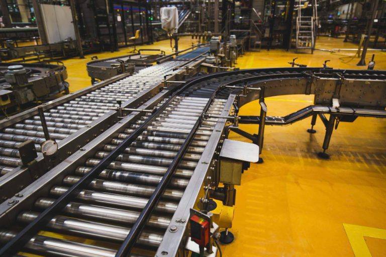 Crossing roller conveyor on a beverage line