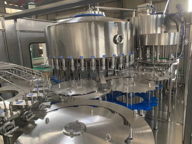 Rotary liquid filling machine for bottles