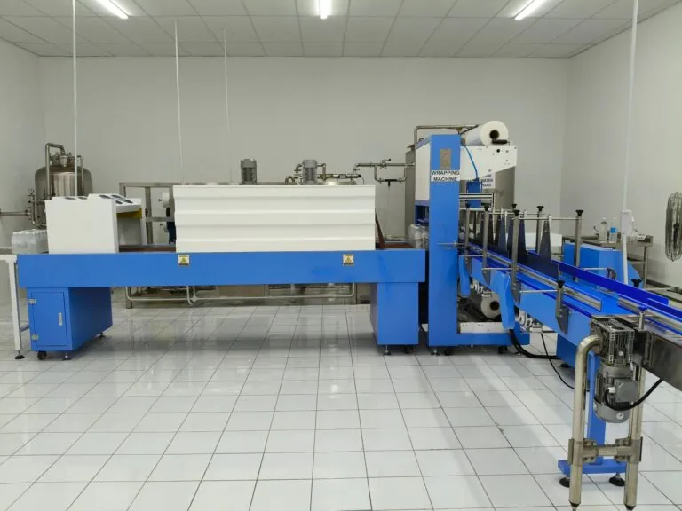 Automatic shrink wrapping machine for PET bottled water production line