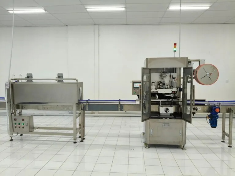 Automatic sleeve labeling machine for PET bottled water production line